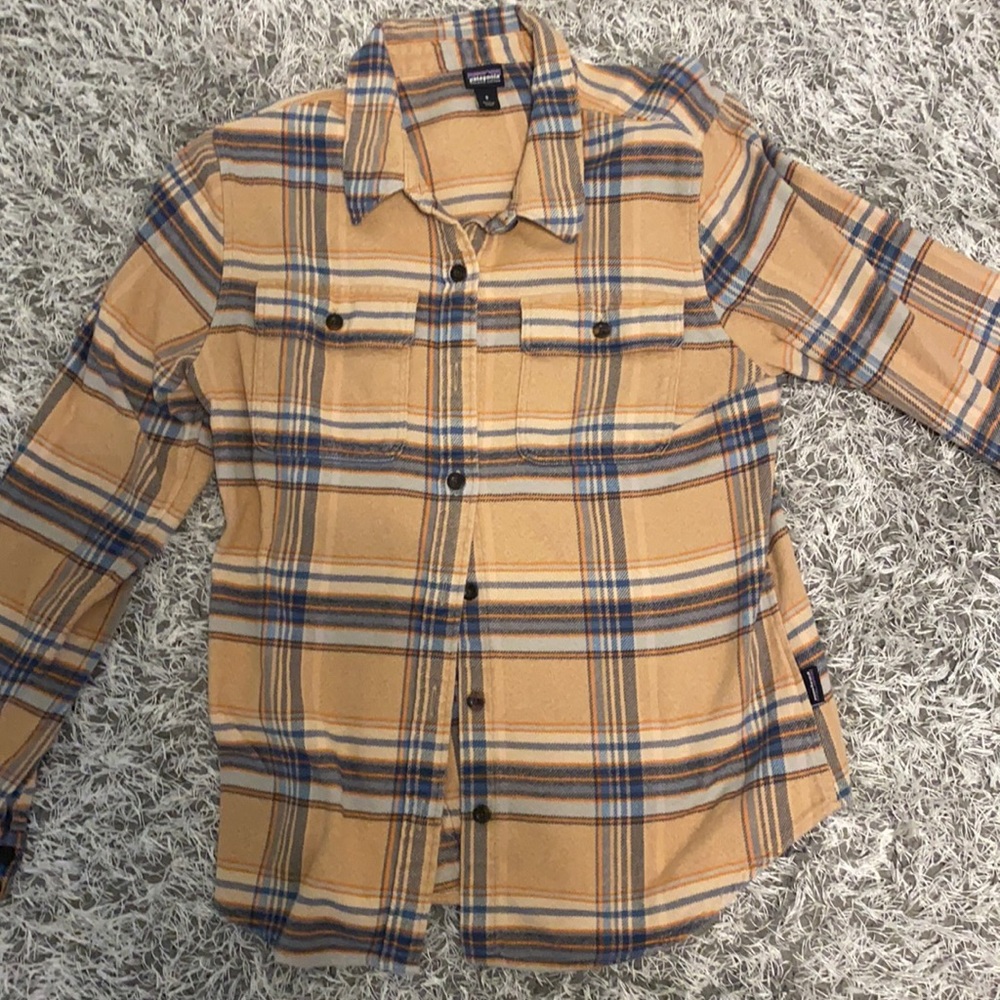 Like new NEVER WORN women’s PATAGONIA button down heavy flannel shirt.